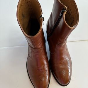 Brown Western Style Short Boots Size 9 2E with Leather uppers